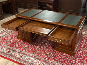 Vintage bureau, klassiek Engels bureau, mahoniehout, groen leer, 635