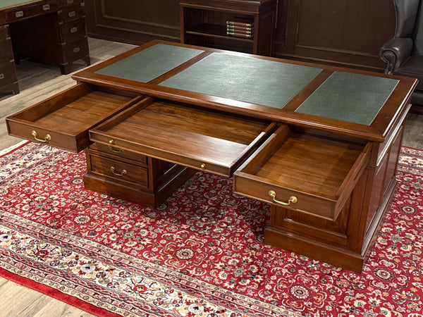Vintage bureau, klassiek Engels bureau, mahoniehout, groen leer, 635