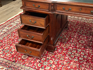 Vintage bureau, klassiek Engels bureau, mahoniehout, groen leer, 626