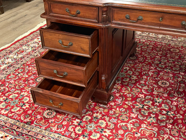 Vintage bureau, klassiek Engels bureau, mahoniehout, groen leer, 626