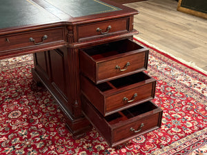 Vintage bureau, klassiek Engels bureau, mahoniehout, groen leer, 656