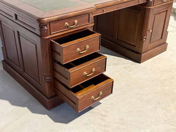 Vintage bureau, partnerdesk, klassiek Engels bureau, mahoniehout, groen leer, 692
