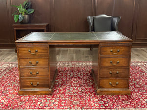 Antiek bureau, klassiek Engels bureau, eikenhout, groen leer, 677