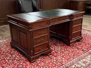 Vintage bureau, klassiek Engels bureau, mahoniehout , groen leer, 614