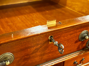 Vintage bureau, hoekbureau, klassiek Engels bureau, mahoniehout, groen leer, 624