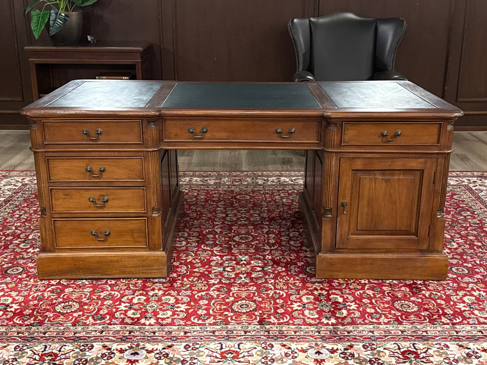 Vintage bureau, partnerdesk, klassiek Engels bureau, mahoniehout, groen leer, 632