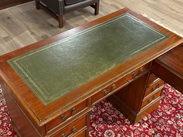 Vintage bureau, hoekbureau, klassiek Engels bureau, mahoniehout, groen leer, 624