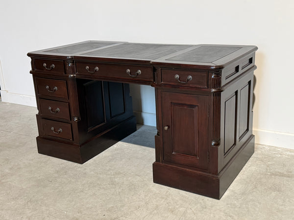 Vintage bureau, klassiek Engels bureau , mahoniehout, zwart leer, 708