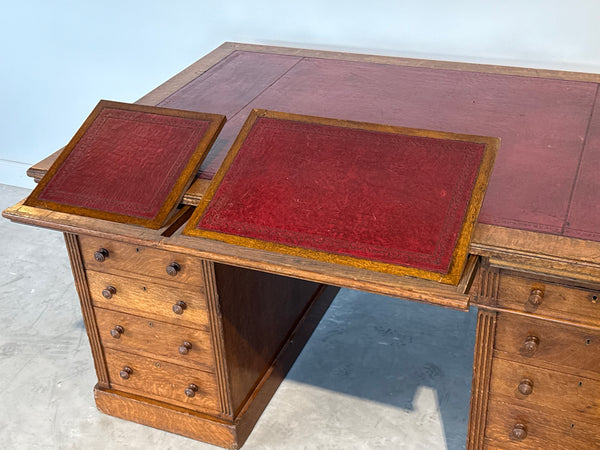 Antiek bureau, klassiek Engels bureau, eikenhout, rood leer, 695