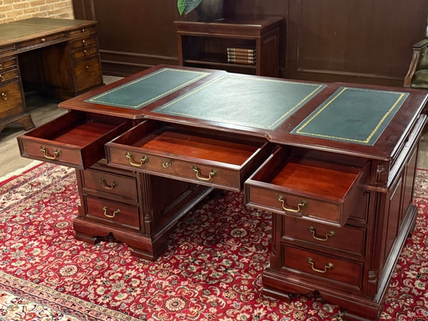 Bureau vintage, bureau anglais classique, acajou, cuir vert, 691