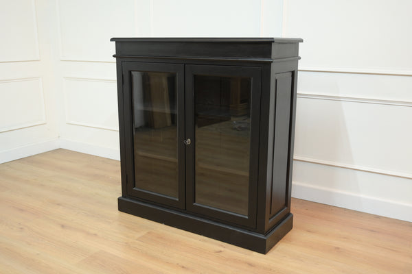 Vintage kast, vitrine kast, deurtjes met glas, mahoniehout, zwart