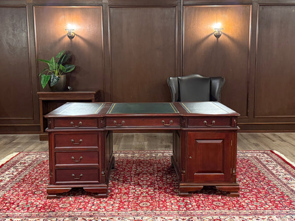 Vintage bureau, partnerdesk, klassiek Engels bureau, mahoniehout, groen leer, 634