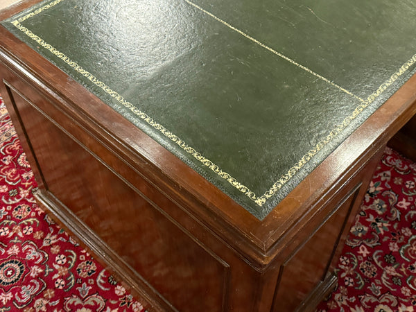 Antiek bureau, klassiek Engels bureau, eikenhout, groen leer, 677