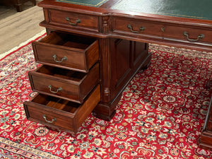 Vintage bureau, klassiek Engels bureau, mahoniehout , groen leer, 614