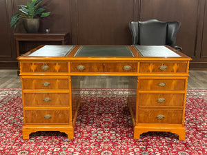 Vintage bureau, klassiek Engels bureau, kersenhout, groen leer, 613