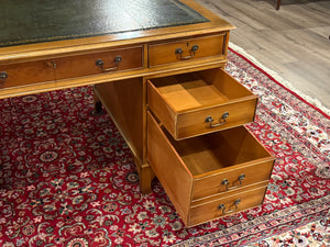 Vintage bureau, klassiek Engels bureau, mahoniehout, groen leer, 570