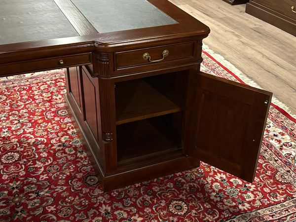 Vintage bureau, klassiek Engels bureau, mahoniehout, groen leer, 607