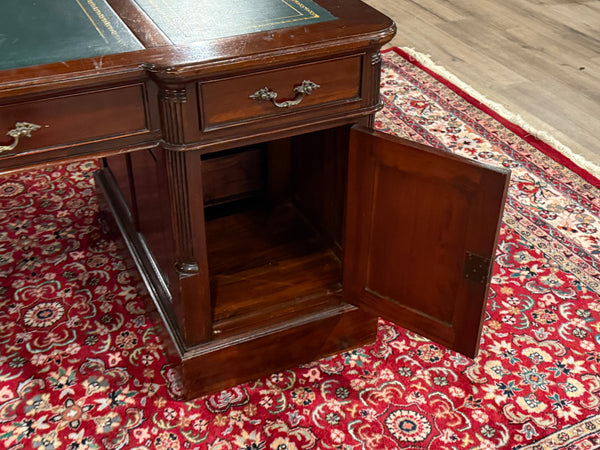 Vintage-Schreibtisch, klassischer englischer Schreibtisch, Mahagoni, grünes Leder, 640