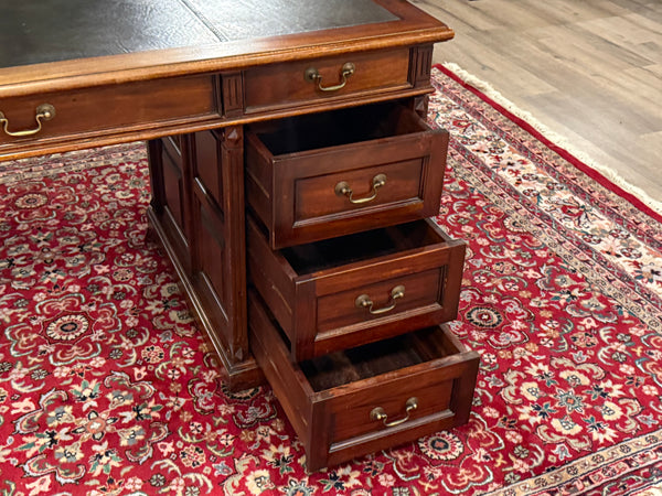 Vintage bureau, klassiek Engels bureau, mahoniehout, bruin leer, 675