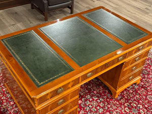 Vintage bureau, klassiek Engels bureau, kersenhout, groen leer, 613