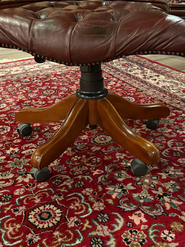 Vintage stoel, Chesterfield, mahoniehout, rood leer, 123