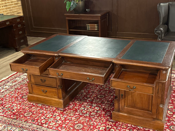 Vintage bureau, partnerdesk, klassiek Engels bureau, mahoniehout, groen leer, 632