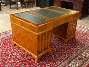 Vintage bureau, klassiek Engels bureau, kersenhout, groen leer, 613