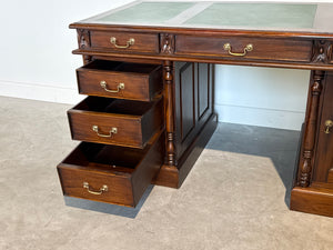 Vintage bureau, klassiek Engels bureau, mahoniehout, groen leer, 716