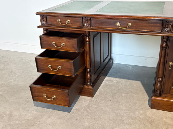 Vintage bureau, klassiek Engels bureau, mahoniehout, groen leer, 716