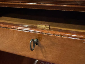 Bureau vintage, bureau anglais ancien, bois de cerisier, cuir vert, 666