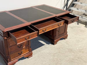 Vintage bureau, partnerdesk, klassiek Engels bureau, mahoniehout, zwart leer, 689