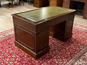 Vintage-Schreibtisch, klassischer englischer Schreibtisch, Nussbaumholz, grünes Leder, 641