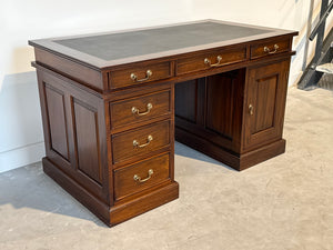 Vintage bureau, klassiek Engels bireau, mahoniehout, zwart leer, 693