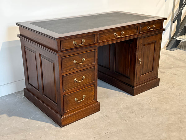 Vintage bureau, klassiek Engels bireau, mahoniehout, zwart leer, 693