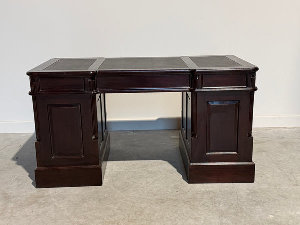 Vintage bureau, klassiek Engels bureau , mahoniehout, zwart leer, 708