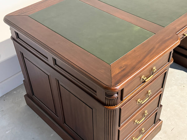 Vintage bureau, partnerdesk, klassiek Engels bureau, mahoniehout, groen leer, 692