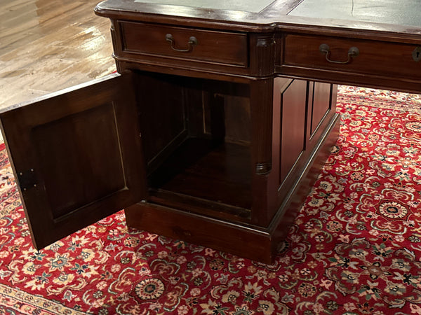 Vintage bureau, partnerdesk, klassiek Engels bureau, mahoniehout, groen leer, 616