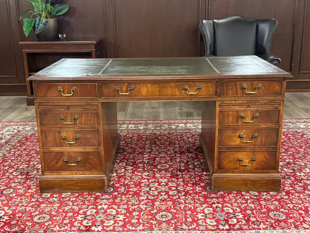 Vintage bureau, klassiek Engels bureau, notenhout, groen leer, 619