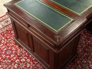 Vintage bureau, klassiek Engels bureau, mahoniehout , groen leer, 614