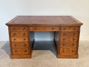 Antiek bureau, klassiek Engels bureau, eikenhout, rood leer, 695