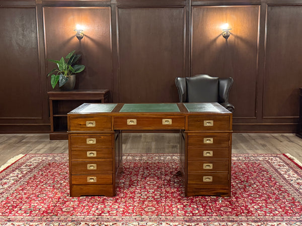 Vintage bureau, klassiek Engels bureau, mahoniehout, groen leer, 676