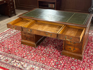 Vintage bureau, klassiek Engels bureau, notenhout, groen leer, 619