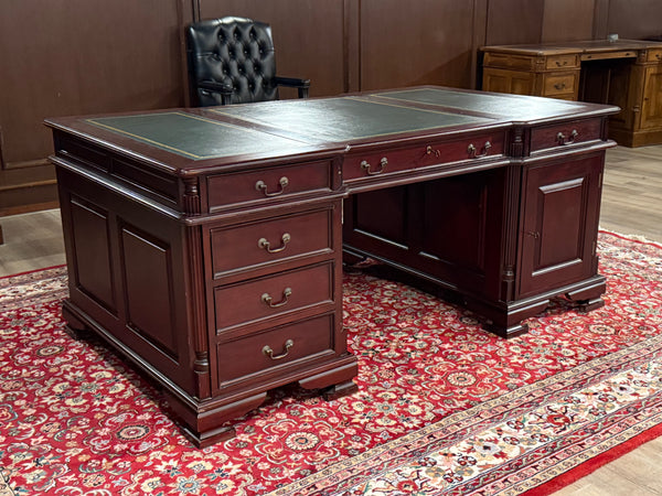 Vintage bureau, klassiek Engels bureau, partnerdesk , mahoniehout , groen leer, 566