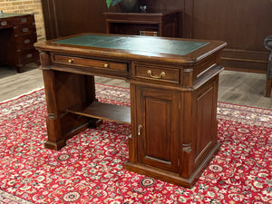 Vintage bureau, klassiek Engels bureau, mahoniehout, groen leer, 620
