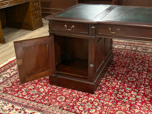 Vintage bureau, klassiek Engels bureau, mahoniehout, groen leer, 573