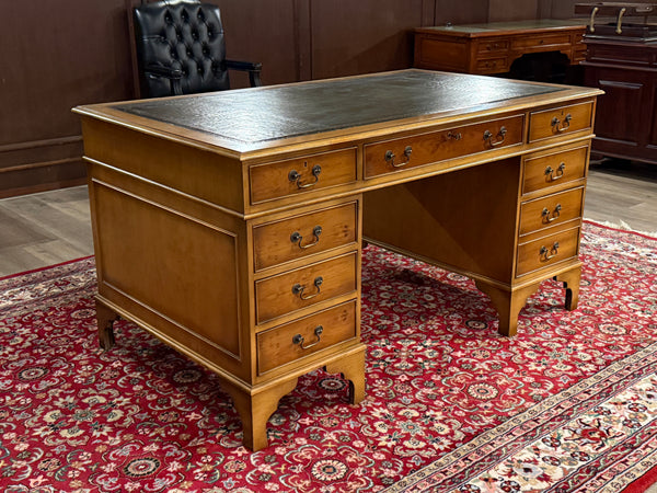 Vintage bureau, klassiek Engels bureau, mahoniehout, groen leer, 570