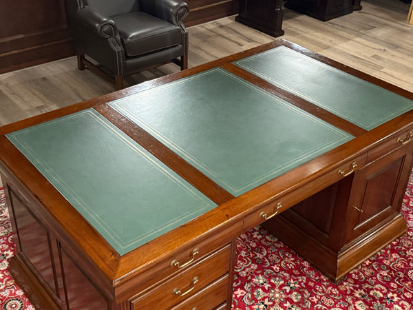 Vintage bureau, partnerdesk, klassiek Engels bureau,  mahoniehout, groen leer, 673