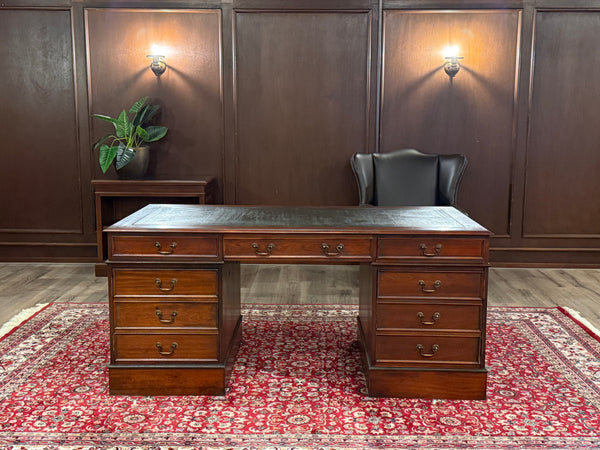 Vintage-Schreibtisch, klassischer englischer Schreibtisch, Mahagoni, grünes Leder, 642