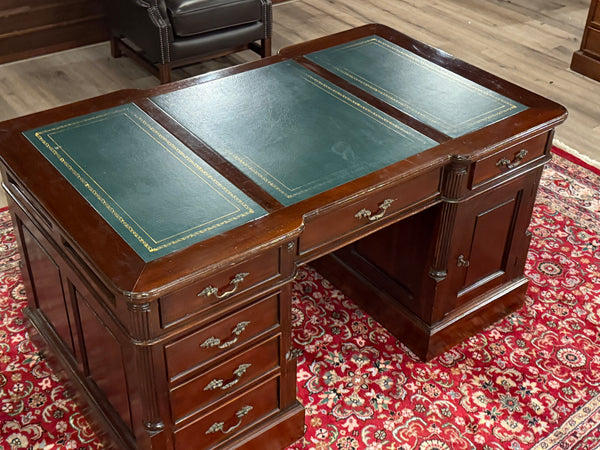 Vintage-Schreibtisch, klassischer englischer Schreibtisch, Mahagoni, grünes Leder, 640