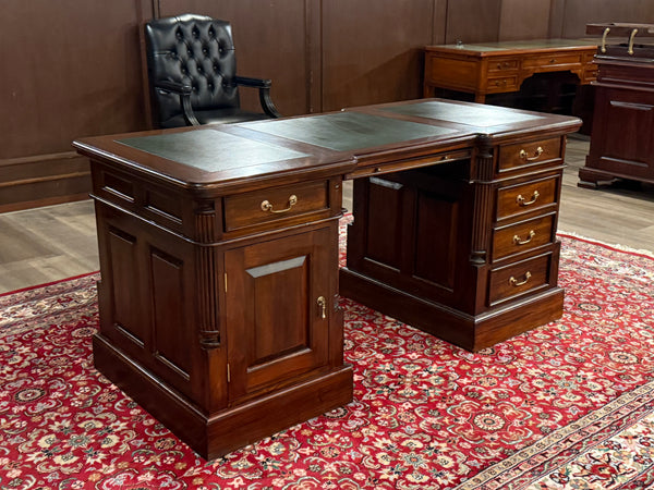 Vintage bureau, klassiek Engels bureau, mahoniehout, groen leer, 569